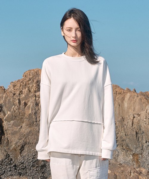 MONOPHOBIA(モノフォビア)の「RAW CUTTING LINE COTTON SWEATSHIRT WHITE(スウェット・レディース・ホワイト・FREE)」の1枚目の写真