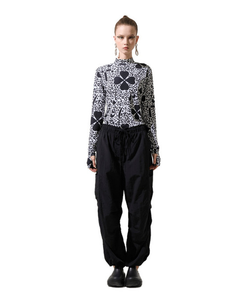 GREEDILOUS(グリディアス)の「Black Clover Print Fitted Top(Tシャツ/カットソー・レディース・その他・SMALL/MEDIUM/LARGE/X-SMALL)」の1枚目の写真