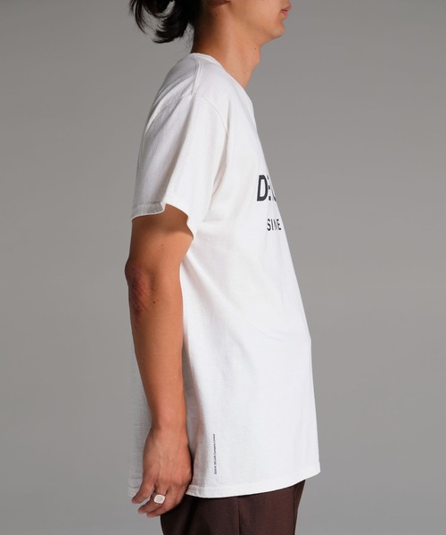DELUXE(デラックス)の「DELUXE LOGO TEE(Tシャツ/カットソー・メンズ・ブラック/ホワイト・SMALL/X-LARGE/LARGE/MEDIUM)」の5枚目の写真