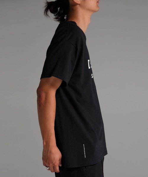 DELUXE(デラックス)の「DELUXE LOGO TEE(Tシャツ/カットソー・メンズ・ブラック/ホワイト・SMALL/X-LARGE/LARGE/MEDIUM)」の8枚目の写真