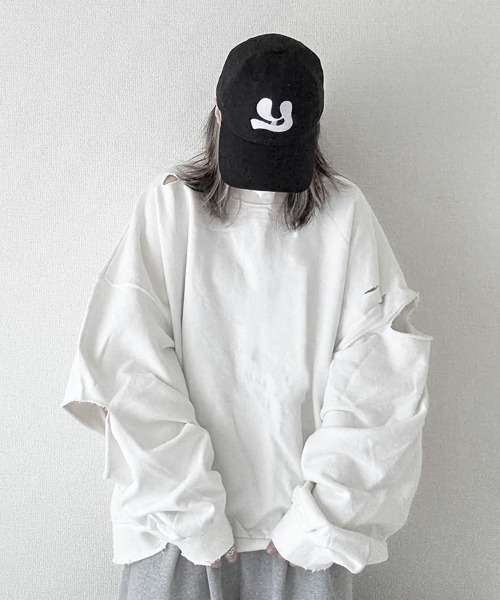 YACA(ヤーカ)の「Cutting Damage Sweat/カッティングダメージスウェット【unisex item】(スウェット・レディース・ブラック/グレー/ホワイト・FREE)」の11枚目の写真