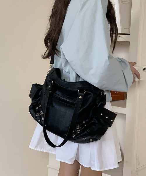 lilful(リルフル)の「2WAY サイドスタッズ ダブルベルト 大容量 ショルダーハンドバッグ(ショルダーバッグ・レディース・ホワイト/ブラック・F)」の3枚目の写真