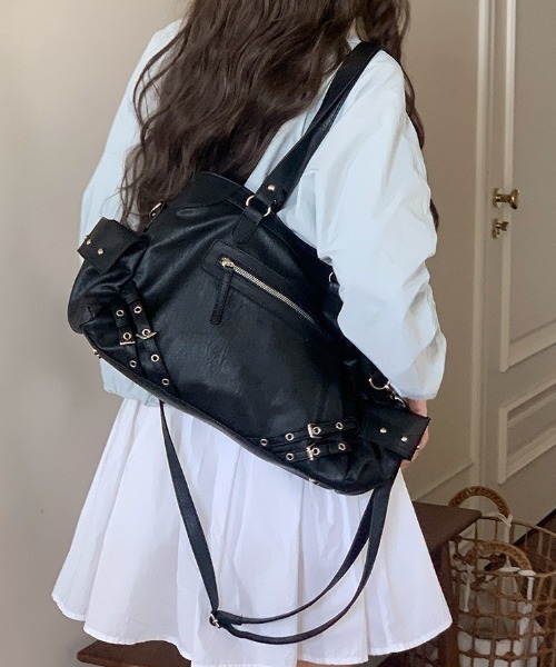 lilful(リルフル)の「2WAY サイドスタッズ ダブルベルト 大容量 ショルダーハンドバッグ(ショルダーバッグ・レディース・ホワイト/ブラック・F)」の5枚目の写真