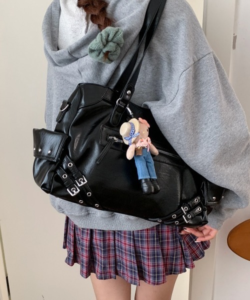 lilful(リルフル)の「2WAY サイドスタッズ ダブルベルト 大容量 ショルダーハンドバッグ(ショルダーバッグ・レディース・ホワイト/ブラック・F)」の22枚目の写真