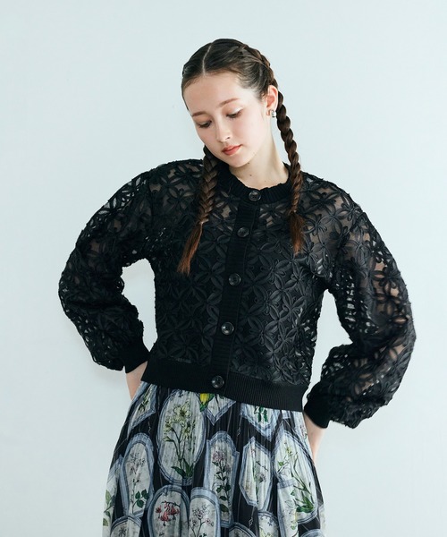 Audie a Muses（オーディアミューズ）の「フラワー立体刺繍ブラウスカーディガン（カーディガン/ボレロ・レディース・ブラック/オフホワイト・38/42）」の19枚目の写真