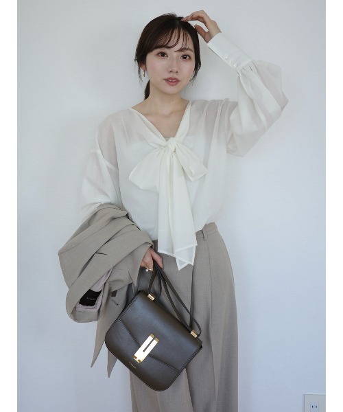 anuans（アニュアンス）の「フロントリボンブラウス（シャツ/ブラウス・レディース・ホワイト系その他/グレイッシュベージュ/ピンクベージュ・FREE）」の2枚目の写真