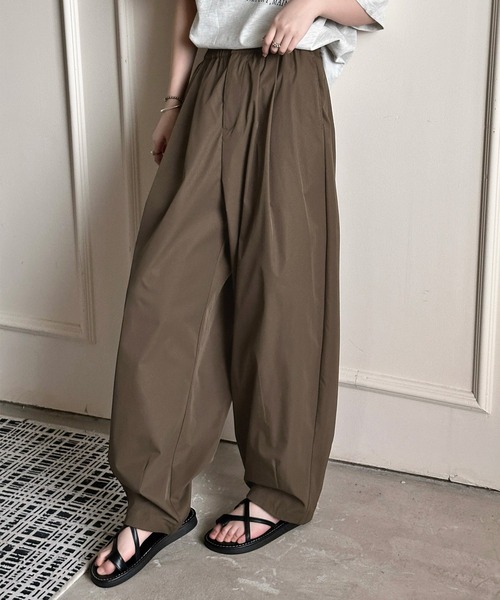 DAY CLOSET（デイ クローゼット）の「【ボタン・ファスナー付きゴムウエスト】きれいめ ツータック ハイウエスト センターライン バルーンパンツ レディース（その他パンツ・レディース・ブラック/ブラウン/ダークグレー/オフホワイト・M/L）」の20枚目の写真