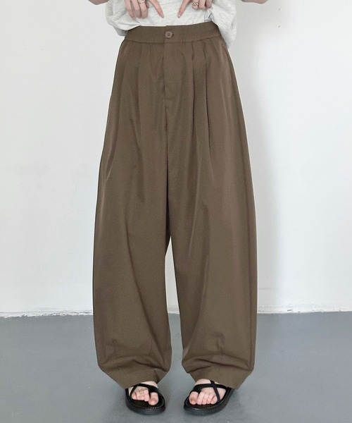 DAY CLOSET（デイ クローゼット）の「【ボタン・ファスナー付きゴムウエスト】きれいめ ツータック ハイウエスト センターライン バルーンパンツ レディース（その他パンツ・レディース・ブラック/ブラウン/ダークグレー/オフホワイト・M/L）」の21枚目の写真