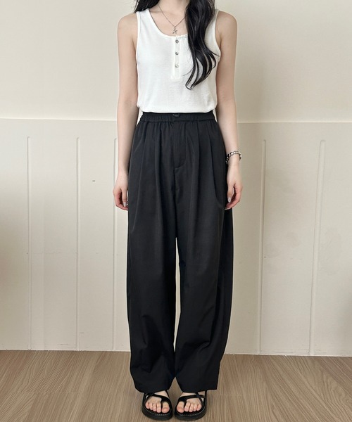 DAY CLOSET（デイ クローゼット）の「【ボタン・ファスナー付きゴムウエスト】きれいめ ツータック ハイウエスト センターライン バルーンパンツ レディース（その他パンツ・レディース・ブラック/ブラウン/ダークグレー/オフホワイト・M/L）」の11枚目の写真