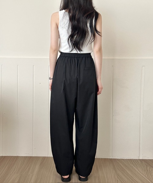 DAY CLOSET（デイ クローゼット）の「【ボタン・ファスナー付きゴムウエスト】きれいめ ツータック ハイウエスト センターライン バルーンパンツ レディース（その他パンツ・レディース・ブラック/ブラウン/ダークグレー/オフホワイト・M/L）」の12枚目の写真