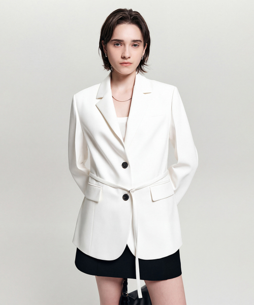 LOOKAST（ルックキャスト）の「エマベルトスリムジャケット_アイボリー / EMMA BELTED SLIM JACKET_IVORY（テーラードジャケット・レディース・アイボリー・SMALL/MEDIUM）」の2枚目の写真