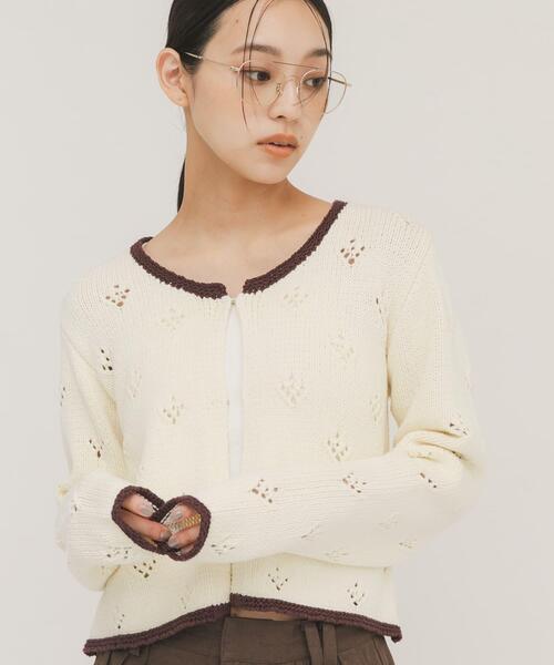 KBF（ケイビーエフ）の「アイレットコンパクトカーディガン（カーディガン/ボレロ・レディース・アイボリー/チャコールグレー・ONE）」の3枚目の写真