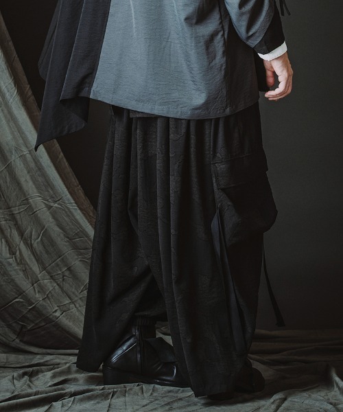 NO ID.（ノーアイディ）の「mp14809-ﾌﾗｯﾀﾘﾝｸﾞｶｰｺﾞﾄﾗｳｻﾞｰｽﾞ パンツ(458006-434P)（その他パンツ・メンズ・ブラック/ブラック系その他・1/2）」の2枚目の写真