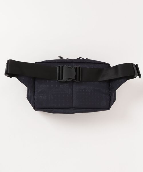 NEW ERA(ニューエラ)の「【NEW ERA/ニューエラ】スクエア ウエストバッグ 7L ネイビーペイズリー(ボディバッグ/ウエストポーチ・メンズ・ネイビー・FREE)」の2枚目の写真