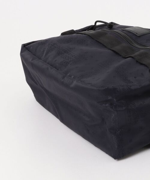 NEW ERA(ニューエラ)の「【NEW ERA/ニューエラ】スクエア ウエストバッグ 7L ネイビーペイズリー(ボディバッグ/ウエストポーチ・メンズ・ネイビー・FREE)」の3枚目の写真