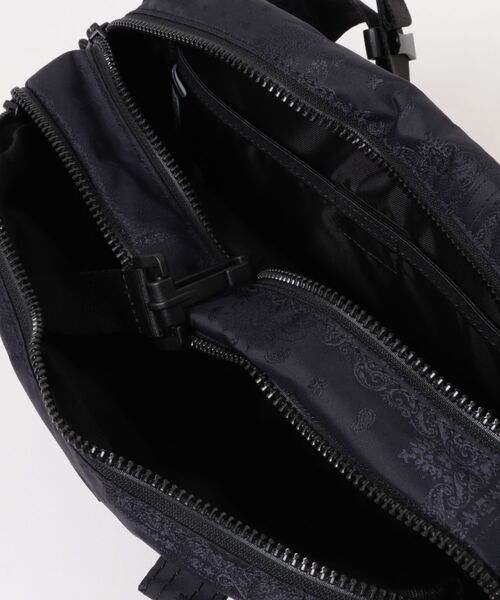 NEW ERA(ニューエラ)の「【NEW ERA/ニューエラ】スクエア ウエストバッグ 7L ネイビーペイズリー(ボディバッグ/ウエストポーチ・メンズ・ネイビー・FREE)」の4枚目の写真