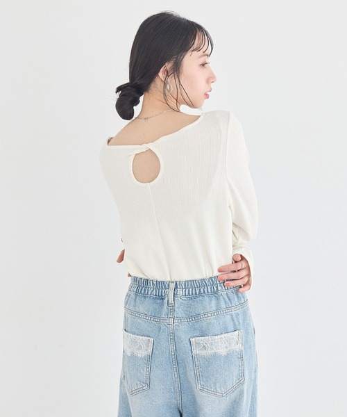 earth music&ecology(アースミュージックアンドエコロジー)の「ツイストカットアウトプルオーバー(Tシャツ/カットソー・レディース・アイボリー・FREE)」の3枚目の写真