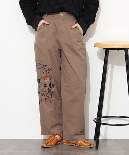 Emago(イマゴ)の「EMAGO 花刺繍ストレートパンツ(その他パンツ・レディース・ブラウン/ブラック/カーキ・FREE)」の2枚目の写真