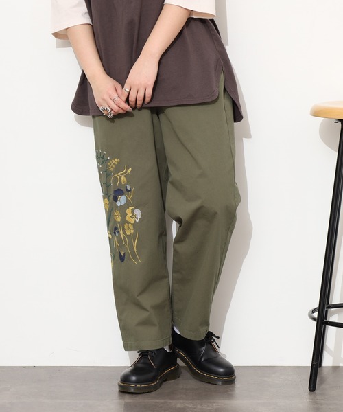 Emago(イマゴ)の「EMAGO 花刺繍ストレートパンツ(その他パンツ・レディース・ブラウン/ブラック/カーキ・FREE)」の3枚目の写真