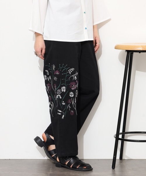 Emago(イマゴ)の「EMAGO 花刺繍ストレートパンツ(その他パンツ・レディース・ブラウン/ブラック/カーキ・FREE)」の1枚目の写真