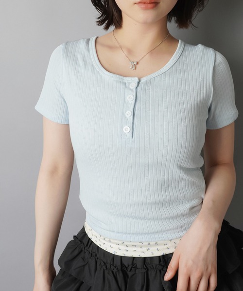 SPINNS(スピンズ)の「レイヤード風半袖カットソー/小花柄(Tシャツ/カットソー・レディース・アイボリー/サックスブルー/ピンク/ネイビー・ONESIZE)」の3枚目の写真