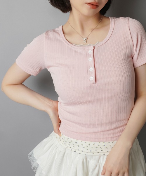SPINNS(スピンズ)の「レイヤード風半袖カットソー/小花柄(Tシャツ/カットソー・レディース・アイボリー/サックスブルー/ピンク/ネイビー・ONESIZE)」の4枚目の写真