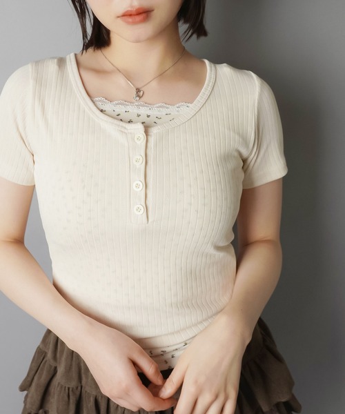 SPINNS(スピンズ)の「レイヤード風半袖カットソー/小花柄(Tシャツ/カットソー・レディース・アイボリー/サックスブルー/ピンク/ネイビー・ONESIZE)」の1枚目の写真