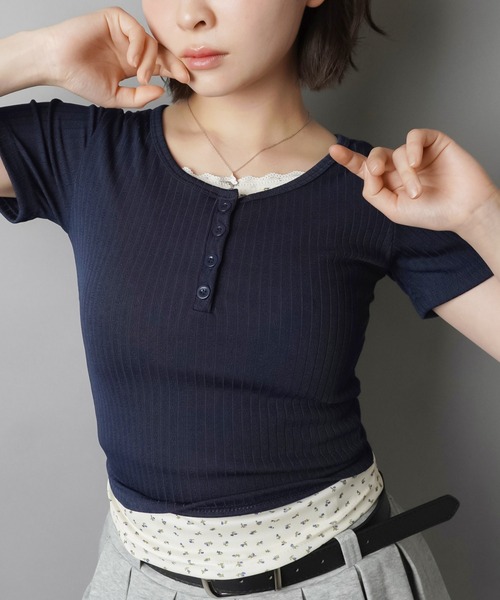 SPINNS(スピンズ)の「レイヤード風半袖カットソー/小花柄(Tシャツ/カットソー・レディース・アイボリー/サックスブルー/ピンク/ネイビー・ONESIZE)」の5枚目の写真