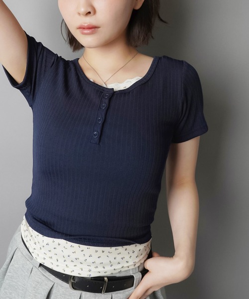 SPINNS(スピンズ)の「レイヤード風半袖カットソー/小花柄(Tシャツ/カットソー・レディース・アイボリー/サックスブルー/ピンク/ネイビー・ONESIZE)」の7枚目の写真