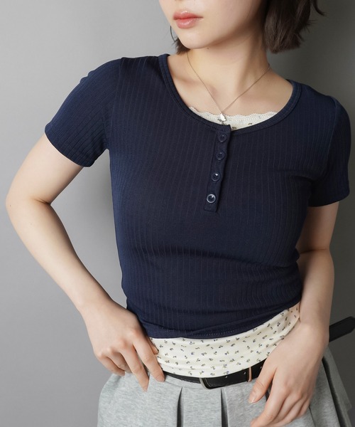 SPINNS(スピンズ)の「レイヤード風半袖カットソー/小花柄(Tシャツ/カットソー・レディース・アイボリー/サックスブルー/ピンク/ネイビー・ONESIZE)」の6枚目の写真