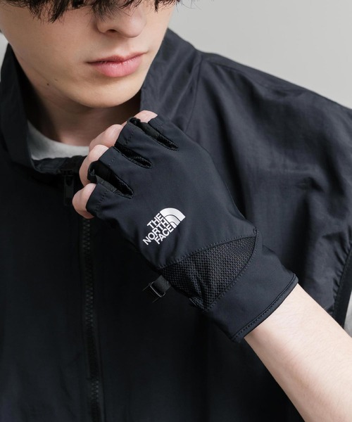 THE NORTH FACE(ザノースフェイス)の「THE NORTH FACE ザ・ノースフェイス COOL LIGHT HALF GLOVE スマホ対応 ワンポイントロゴクールライトハーフグローブ/指なし手袋(手袋・メンズ・ブラック・L/M)」の1枚目の写真