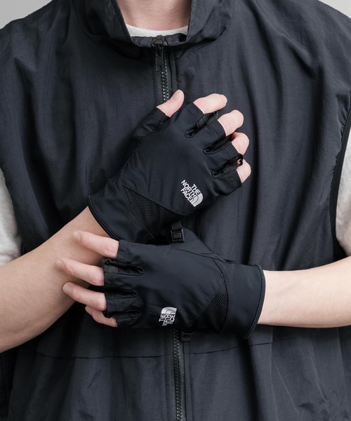THE NORTH FACE(ザノースフェイス)の「THE NORTH FACE ザ・ノースフェイス COOL LIGHT HALF GLOVE スマホ対応 ワンポイントロゴクールライトハーフグローブ/指なし手袋(手袋・メンズ・ブラック・L/M)」の2枚目の写真