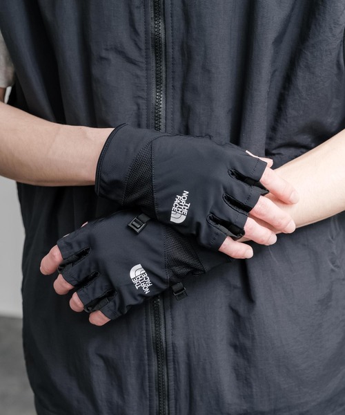 THE NORTH FACE(ザノースフェイス)の「THE NORTH FACE ザ・ノースフェイス COOL LIGHT HALF GLOVE スマホ対応 ワンポイントロゴクールライトハーフグローブ/指なし手袋(手袋・メンズ・ブラック・L/M)」の3枚目の写真