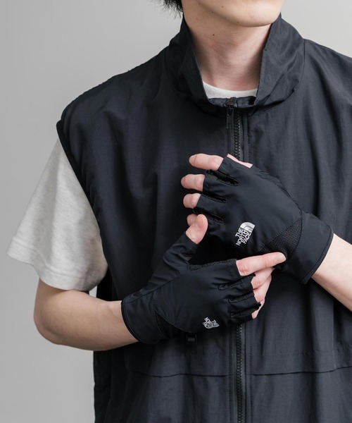 THE NORTH FACE(ザノースフェイス)の「THE NORTH FACE ザ・ノースフェイス COOL LIGHT HALF GLOVE スマホ対応 ワンポイントロゴクールライトハーフグローブ/指なし手袋(手袋・メンズ・ブラック・L/M)」の4枚目の写真