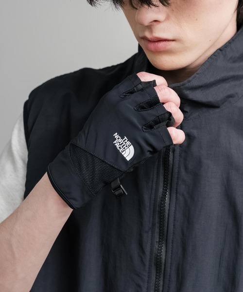 THE NORTH FACE(ザノースフェイス)の「THE NORTH FACE ザ・ノースフェイス COOL LIGHT HALF GLOVE スマホ対応 ワンポイントロゴクールライトハーフグローブ/指なし手袋(手袋・メンズ・ブラック・L/M)」の6枚目の写真