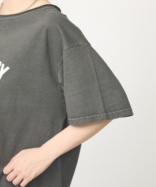 abahouse mavie(アバハウスマヴィ)の「【2WAY】ピグメントオフショルダーロゴTシャツ(Tシャツ/カットソー・レディース・エンジ/オフホワイト/チャコールグレー・フリー)」の14枚目の写真