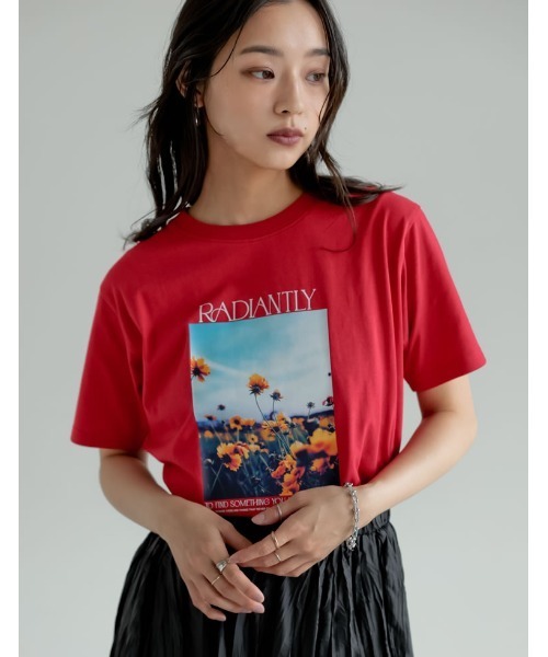Re:EDIT（リエディ）の「[2026 SUMMER COLLECTION][接触冷感][UVカット]フラワープリントフォトTシャツ（Tシャツ/カットソー・レディース・ホワイト/レッド/チャコール/ベージュ/ブラック・MEDIUM/LARGE）」の5枚目の写真