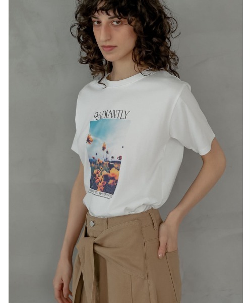 Re:EDIT（リエディ）の「[2026 SUMMER COLLECTION][接触冷感][UVカット]フラワープリントフォトTシャツ（Tシャツ/カットソー・レディース・ホワイト/レッド/チャコール/ベージュ/ブラック・MEDIUM/LARGE）」の17枚目の写真