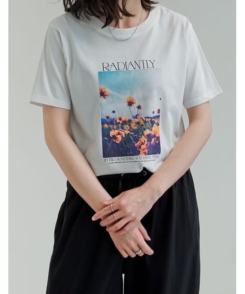 Re:EDIT（リエディ）の「[2026 SUMMER COLLECTION][接触冷感][UVカット]フラワープリントフォトTシャツ（Tシャツ/カットソー・レディース・ホワイト/レッド/チャコール/ベージュ/ブラック・MEDIUM/LARGE）」の19枚目の写真