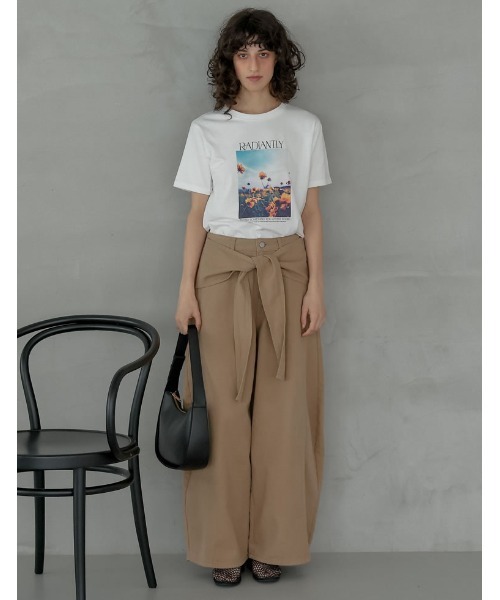Re:EDIT（リエディ）の「[2026 SUMMER COLLECTION][接触冷感][UVカット]フラワープリントフォトTシャツ（Tシャツ/カットソー・レディース・ホワイト/レッド/チャコール/ベージュ/ブラック・MEDIUM/LARGE）」の16枚目の写真