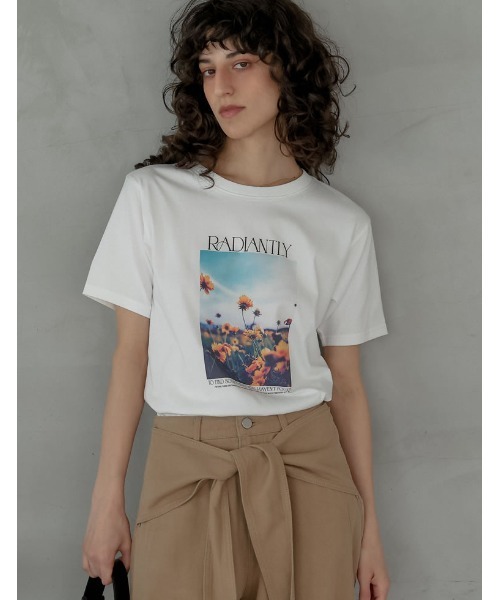 Re:EDIT（リエディ）の「[2026 SUMMER COLLECTION][接触冷感][UVカット]フラワープリントフォトTシャツ（Tシャツ/カットソー・レディース・ホワイト/レッド/チャコール/ベージュ/ブラック・MEDIUM/LARGE）」の6枚目の写真