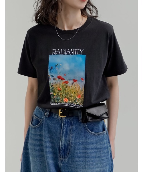 Re:EDIT（リエディ）の「[2026 SUMMER COLLECTION][接触冷感][UVカット]フラワープリントフォトTシャツ（Tシャツ/カットソー・レディース・ホワイト/レッド/チャコール/ベージュ/ブラック・MEDIUM/LARGE）」の7枚目の写真