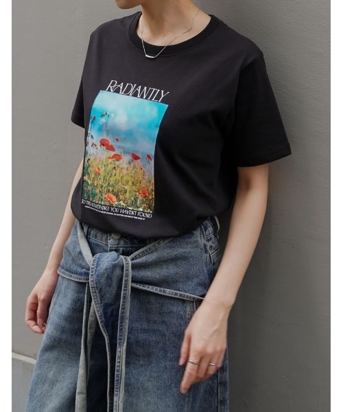 Re:EDIT（リエディ）の「[2026 SUMMER COLLECTION][接触冷感][UVカット]フラワープリントフォトTシャツ（Tシャツ/カットソー・レディース・ホワイト/レッド/チャコール/ベージュ/ブラック・MEDIUM/LARGE）」の9枚目の写真