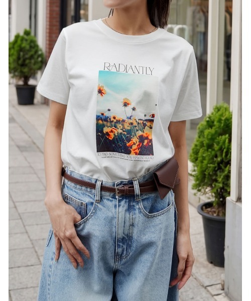 Re:EDIT（リエディ）の「[2026 SUMMER COLLECTION][接触冷感][UVカット]フラワープリントフォトTシャツ（Tシャツ/カットソー・レディース・ホワイト/レッド/チャコール/ベージュ/ブラック・MEDIUM/LARGE）」の14枚目の写真