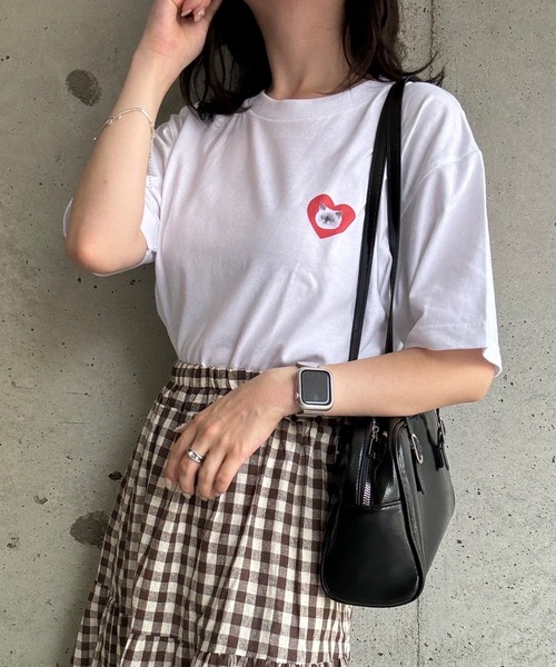etta(エタ)の「CATハートワンポイント半袖Tシャツ(Tシャツ/カットソー・レディース・ホワイト・MEDIUM)」の1枚目の写真