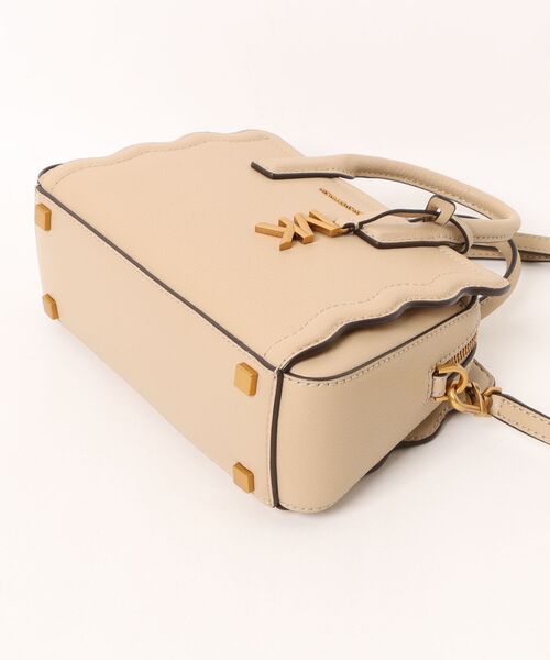 MICHAEL KORS(マイケルコース)の「LAILA ぺブルレザー コンバーチブル クロスボディバッグ エクストラスモール(ショルダーバッグ・レディース・ベージュ系・FREE)」の6枚目の写真