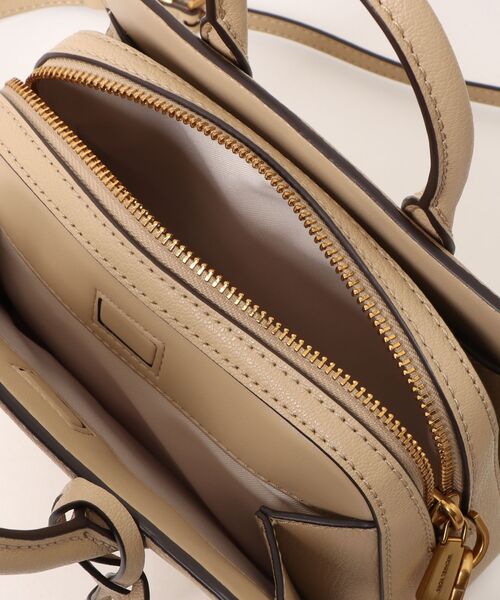 MICHAEL KORS(マイケルコース)の「LAILA ぺブルレザー コンバーチブル クロスボディバッグ エクストラスモール(ショルダーバッグ・レディース・ベージュ系・FREE)」の7枚目の写真