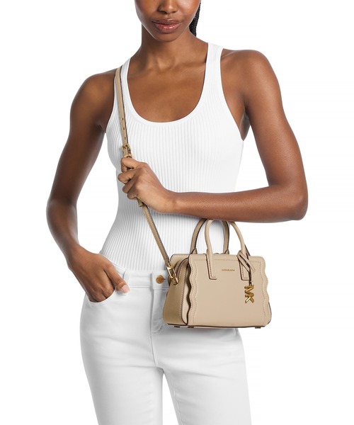 MICHAEL KORS(マイケルコース)の「LAILA ぺブルレザー コンバーチブル クロスボディバッグ エクストラスモール(ショルダーバッグ・レディース・ベージュ系・FREE)」の2枚目の写真