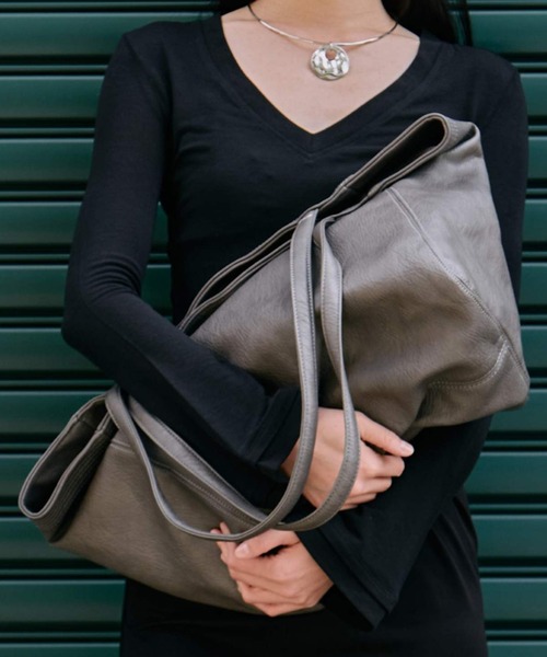 kiehtova(キエトヴァ)の「【kiehtova】FAUX LEATHER VOYAGE BAG/フォックスレザーヴォヤージュバッグ KTAC8(トートバッグ・レディース・グレー/ブラック・FREE)」の3枚目の写真