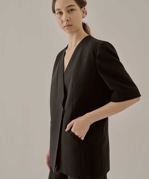 AKIRANAKA（アキラナカ）の「【AKIRANAKA/アキラナカ】Amalia jacket（ノーカラージャケット・レディース・ブラック/グレー・1/2）」の4枚目の写真